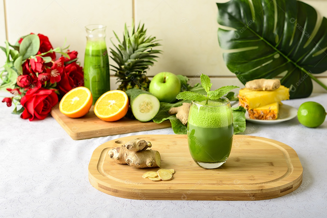 Copo com suco verde composto por frutas e hortaliças