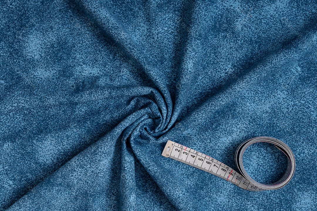 Tecido dobrado com fita métrica em cima