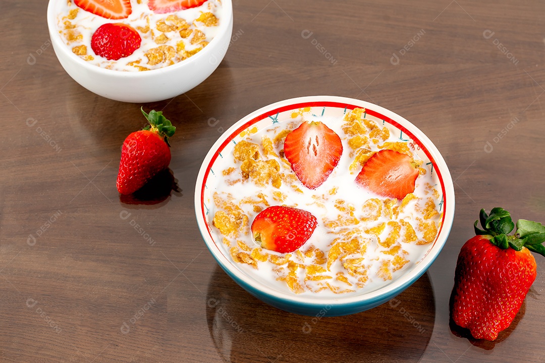 Tigela com leite e cereal e morangos
