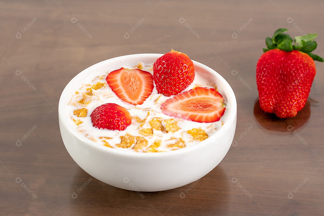 Tigela com cereal leite e morango