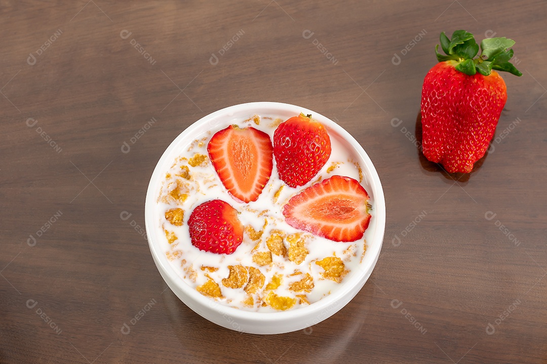 Tigela com cereal ao leite e morango