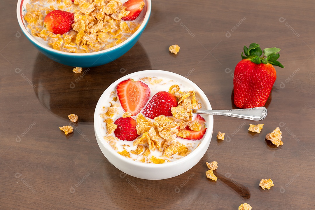 Tigela com cereal ao leite e morango