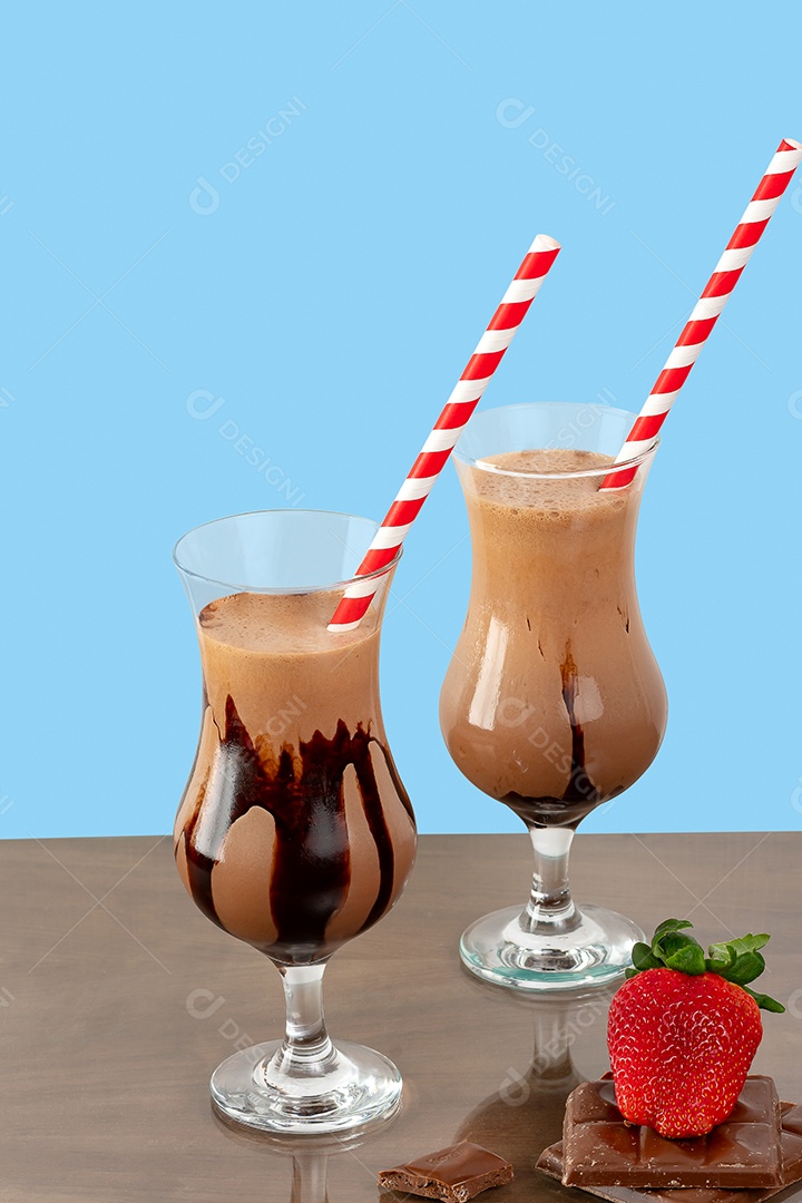 Duas taças de chocolate com morango