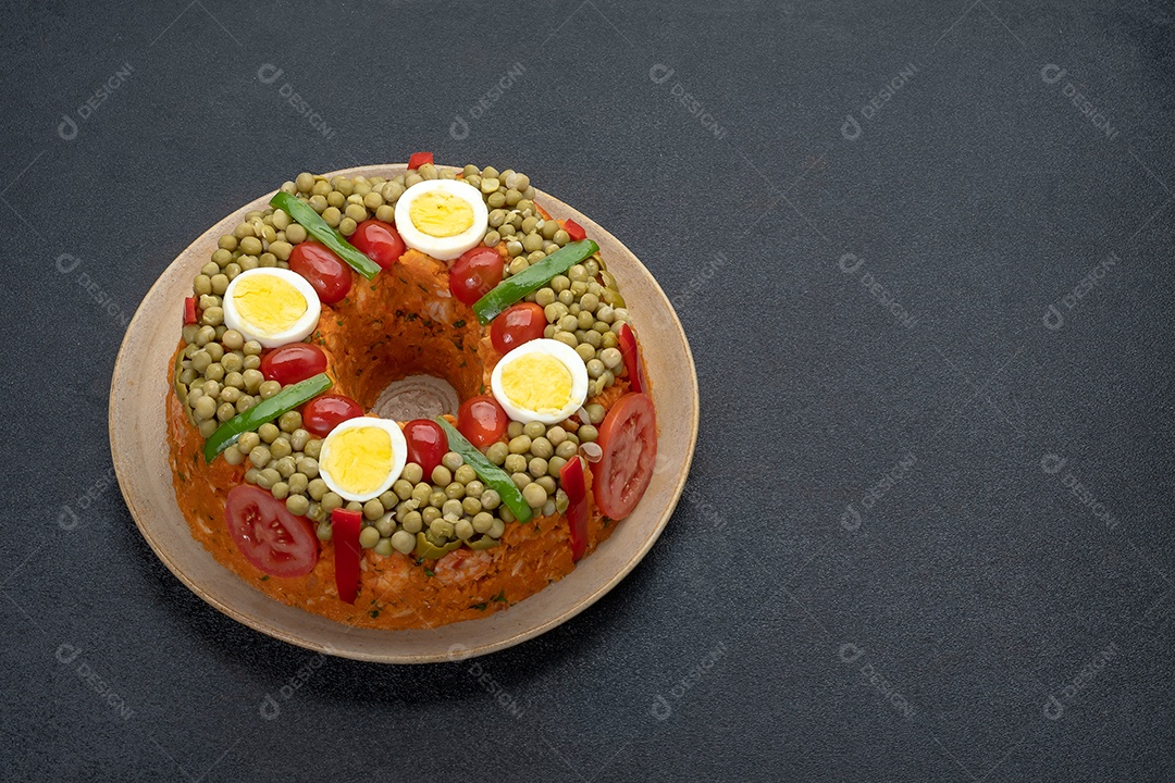 Cuscuz paulista recheado com camarão ovos ervilhas e tomate em forma de bolo