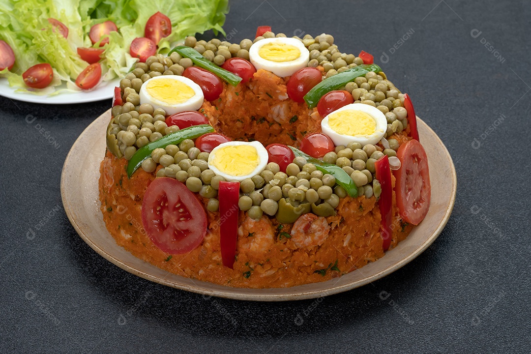 Bolo de cuscuz paulista recheado com camarão