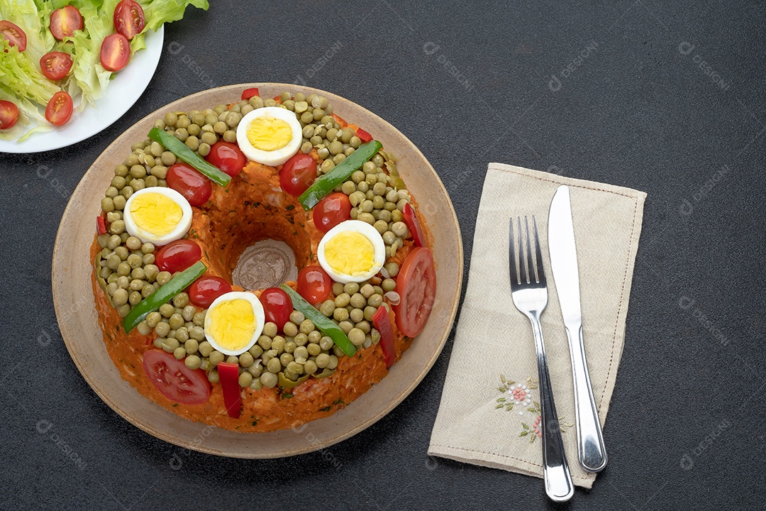 Cuscuz paulista recheado com camarão ovos ervilhas e tomate