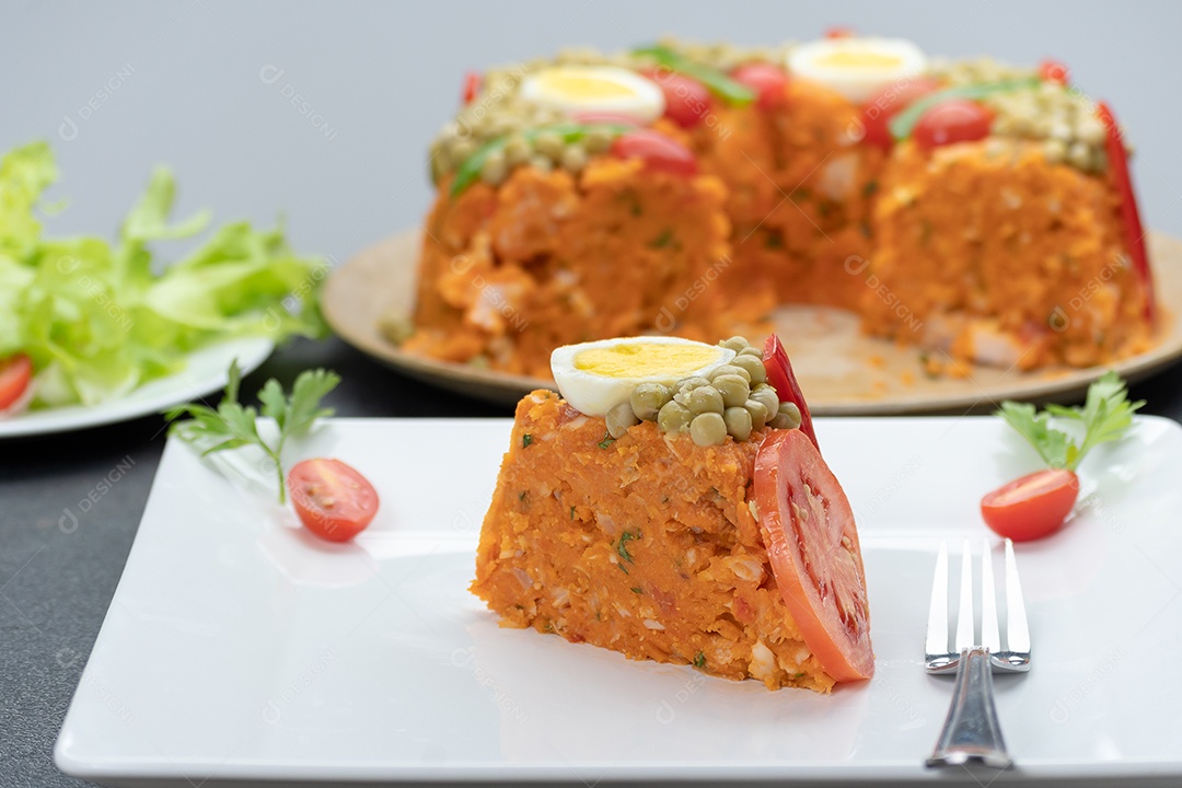 Fatia de cuscuz paulista com camarão e frango