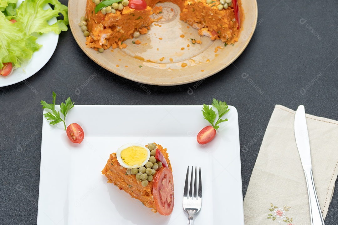 Cuscuz paulista recheado com camarão ovos ervilhas e tomate