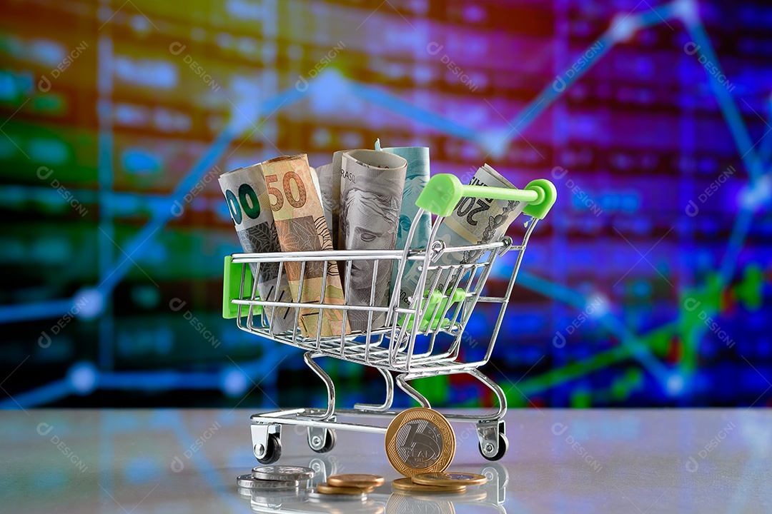 Carrinho de compra com notas de dinheiro economia