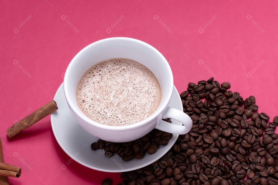 Xícara com cappuccino canela e grãos de café