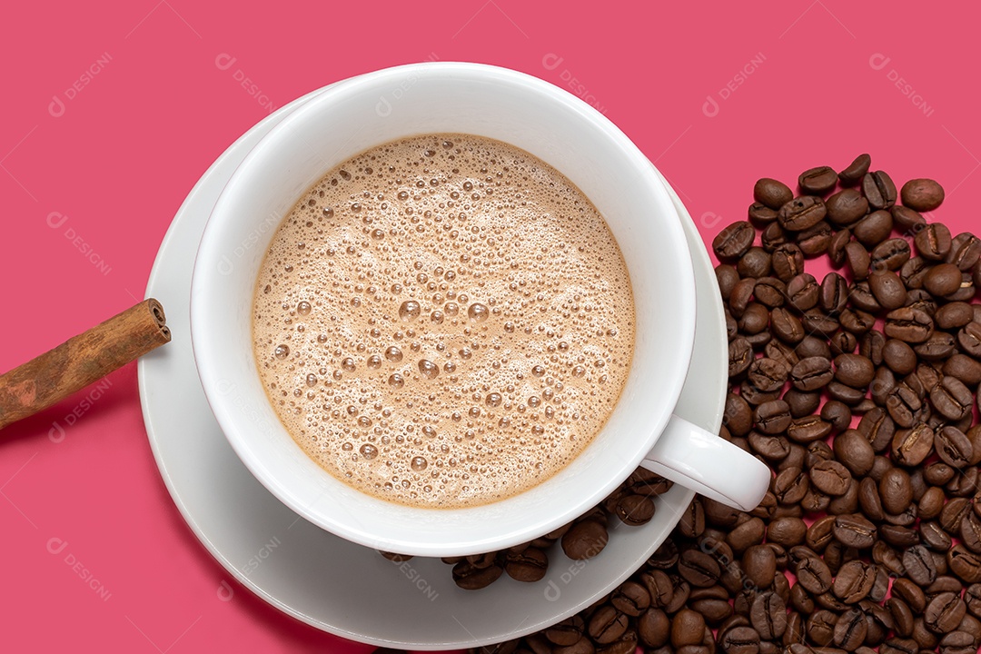Xícara com cappuccino canela e grãos de café