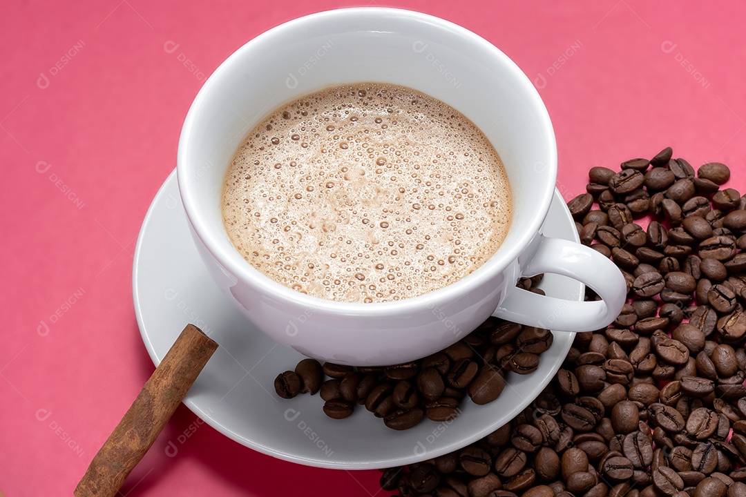 Xícara com cappuccino canela e grãos de café