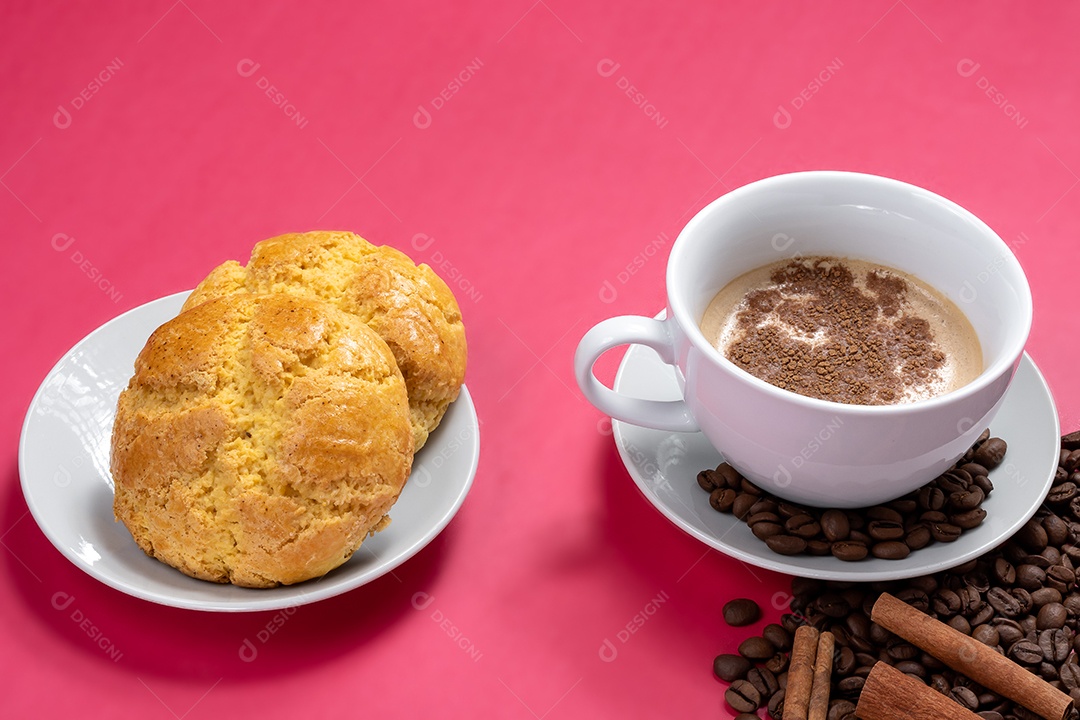 Xícara com cappuccino expresso e broas
