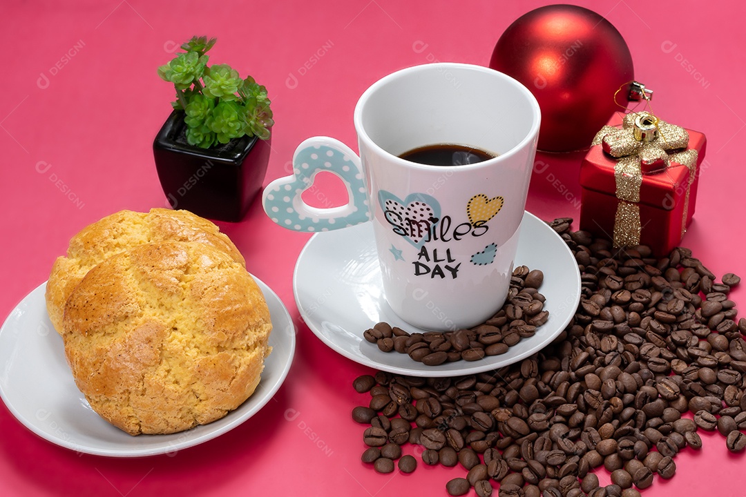 Xícara com café e grãos e pão ao lado