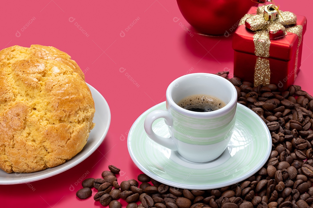 Bolo e café sobre mesa vermelha com decoração natalina