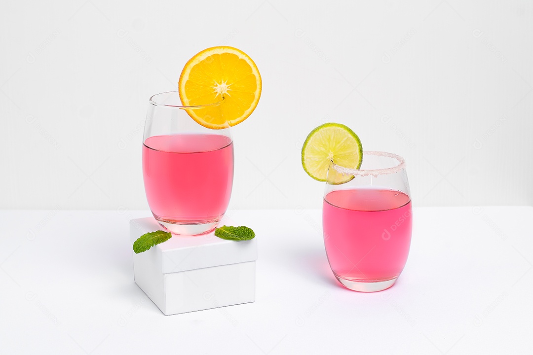 Copos de drinks rosa e laranja na borda
