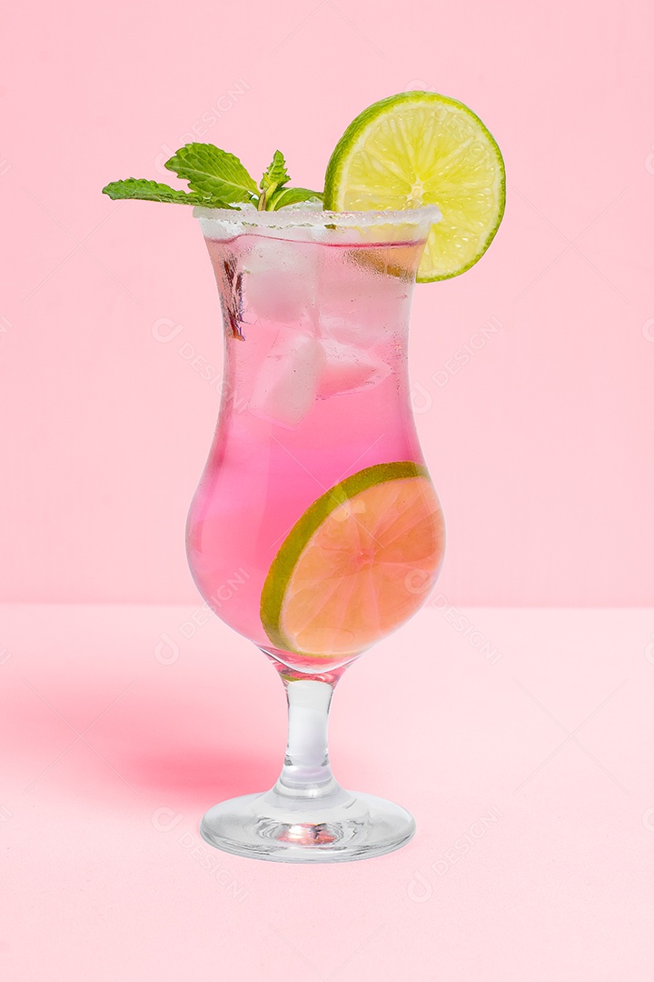 Drink rosa com gelo e limão