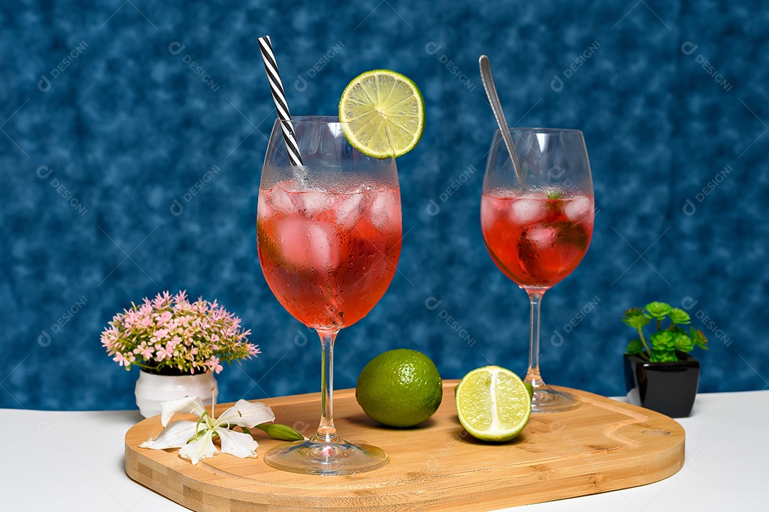 Tábua de madeira decorada com drinks deliciosos de morango com gelo