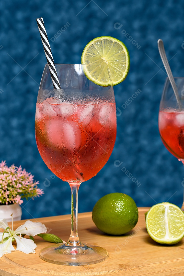 Drink vermelho com gelo e limão na borda