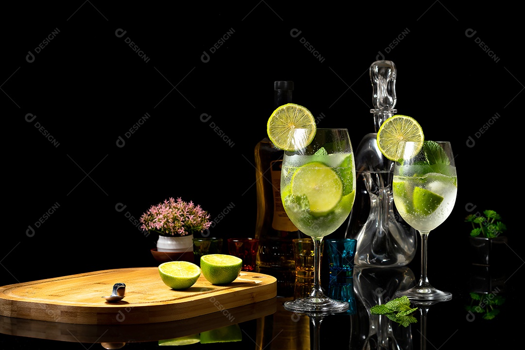 Taças com caipirinhas sobre fundo preto