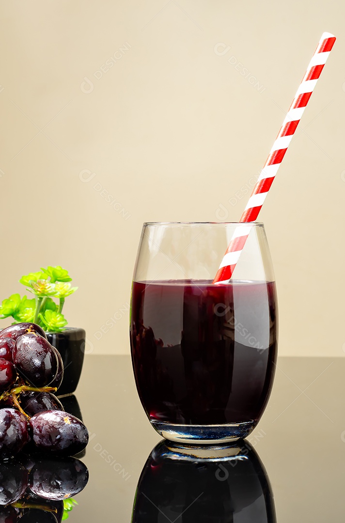 Copo com suco natural de uva
