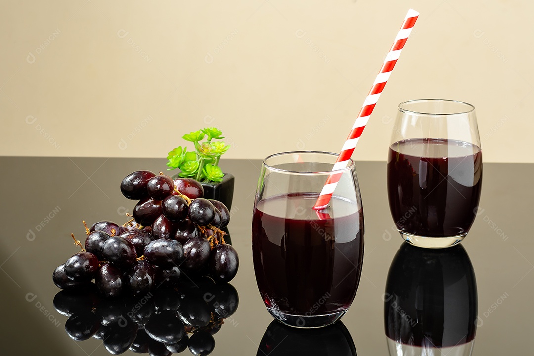 Dois copos de suco de uva