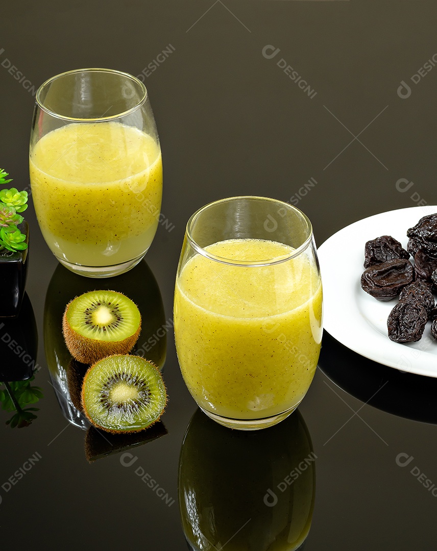 Dois copos de suco de kiwi
