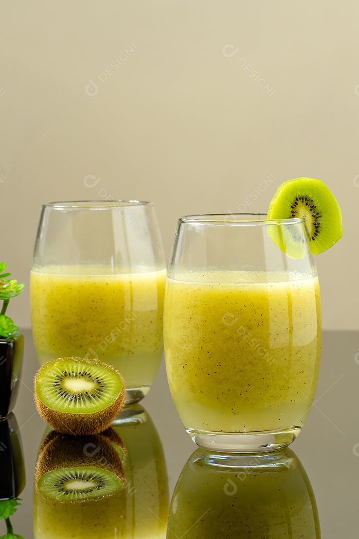 Dois copos de suco de kiwi