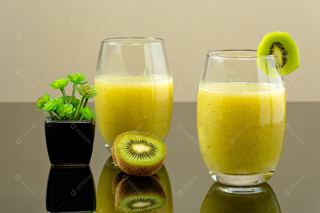 Copos de suco de kiwi