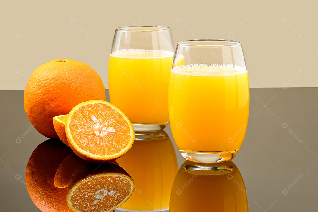 Dois copos de suco de laranja