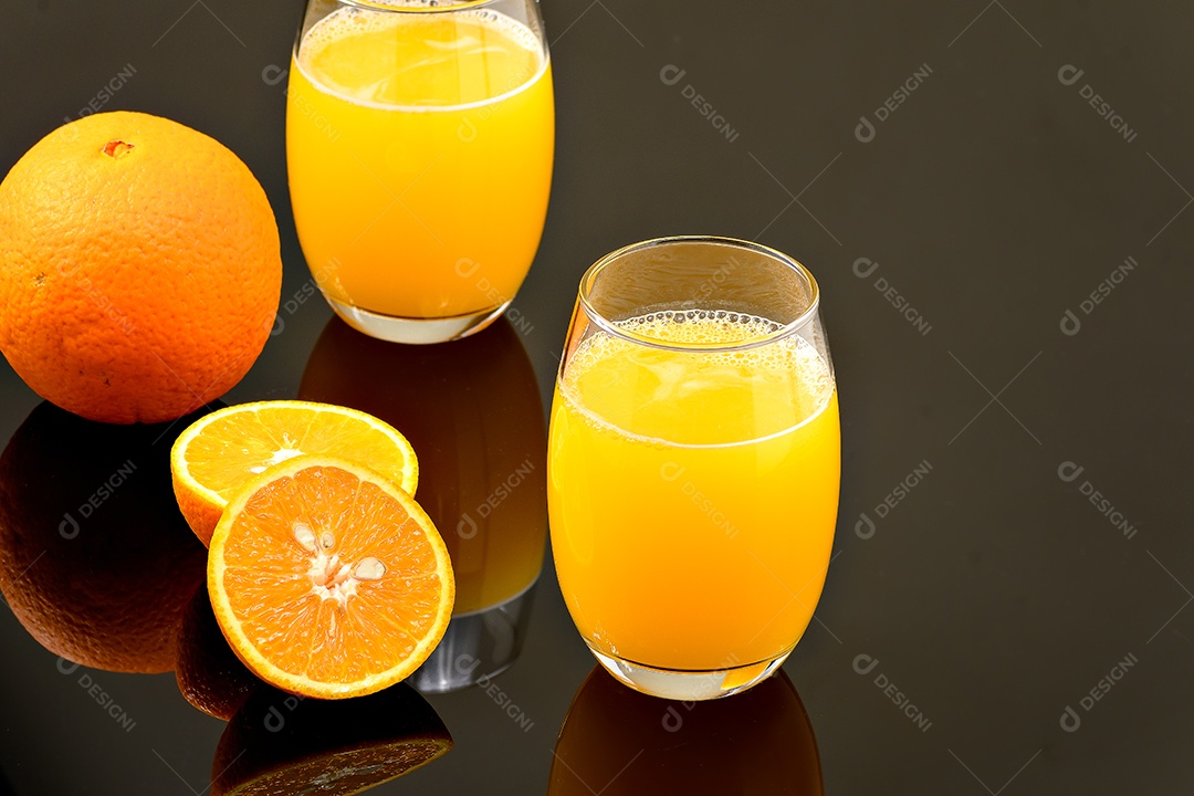 Copos de sucos laranja