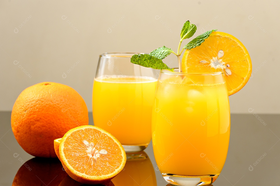 Dois copos de suco de laranja