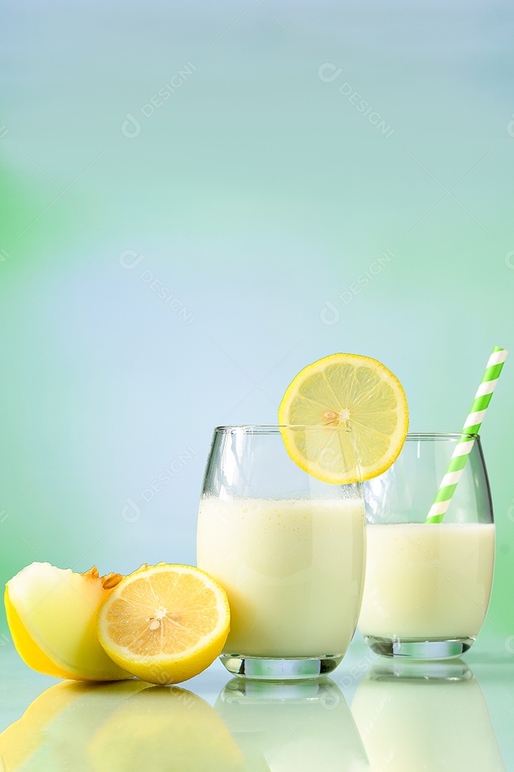 Copo com drink harmonizado de laranja e kiwi