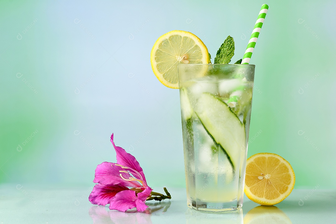 Copo com limão gelo e tônica