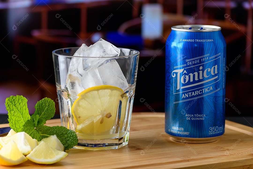 Copo com drink de tônica limão