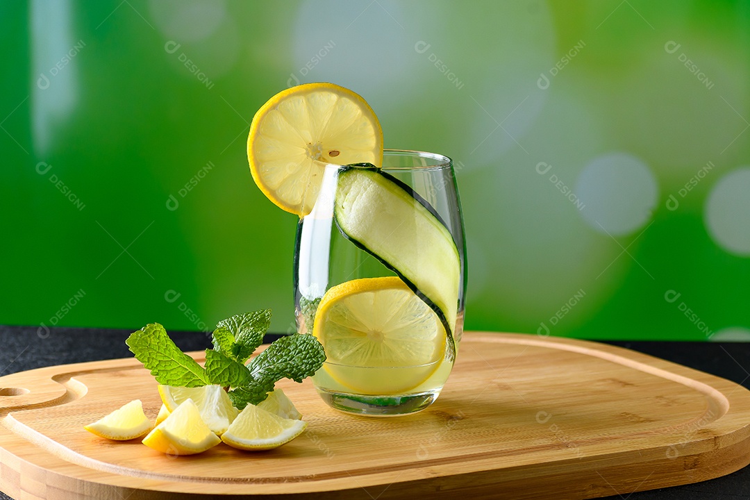 Copo com preparação de um drink com limão