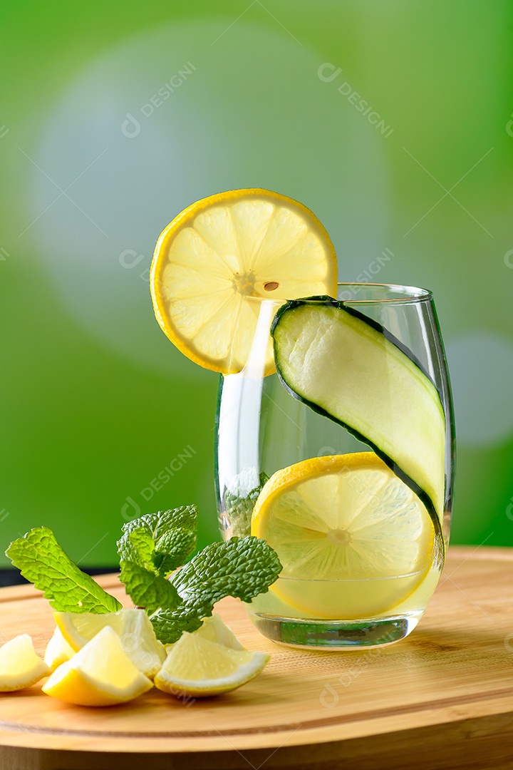 Copo com drink de limão