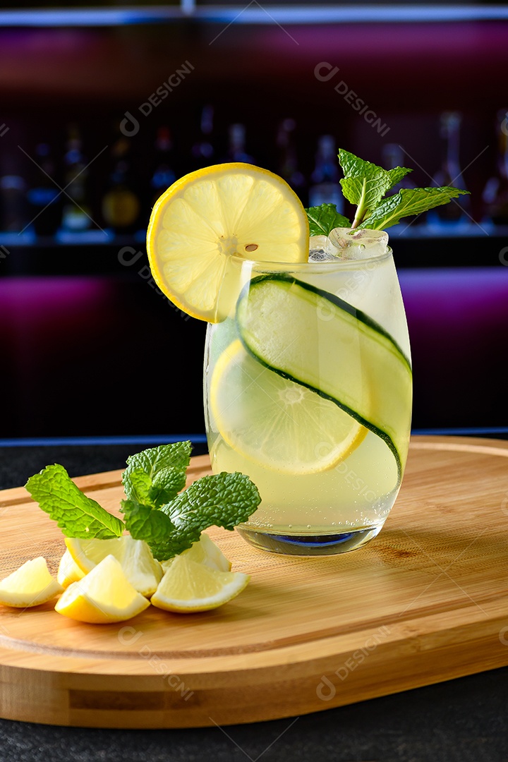 Copo com caipirinha de limão delicioso