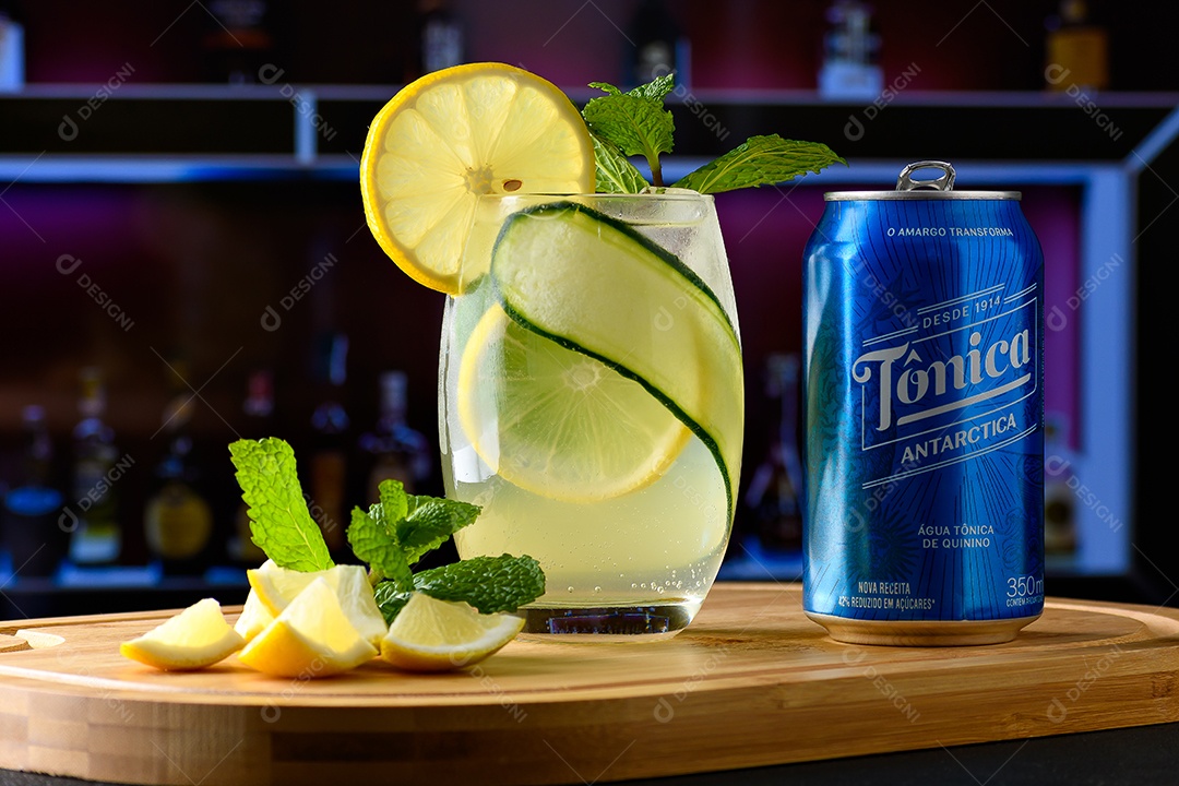 Copo de drink com água tônico