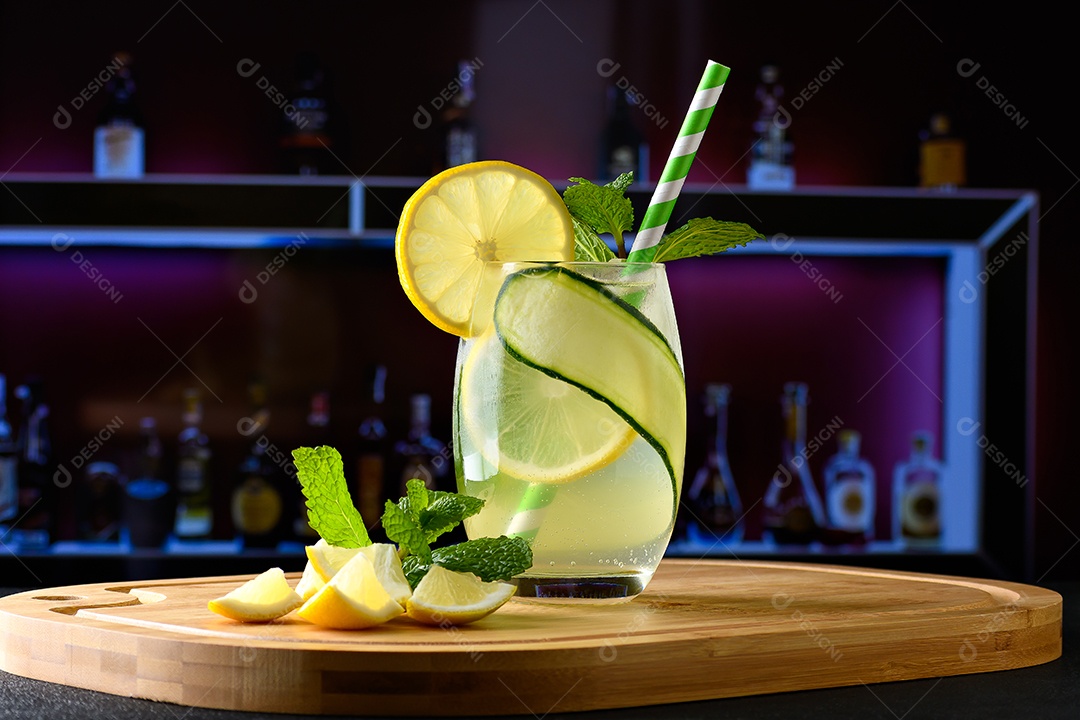 Copo com drink caipirinha tradicional e hortelã