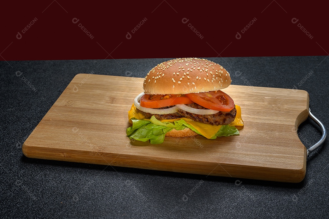 Tábua com sanduíche delicioso