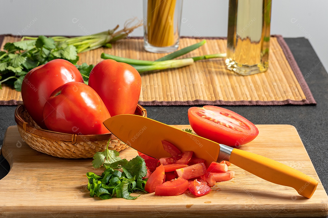 Tábua com ingredientes para uma boa macarronada