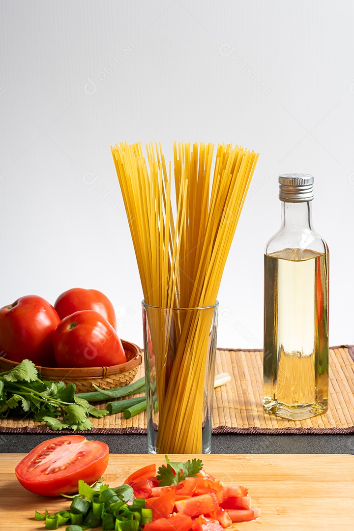 Mesa com ingredientes para uma boa macarronada