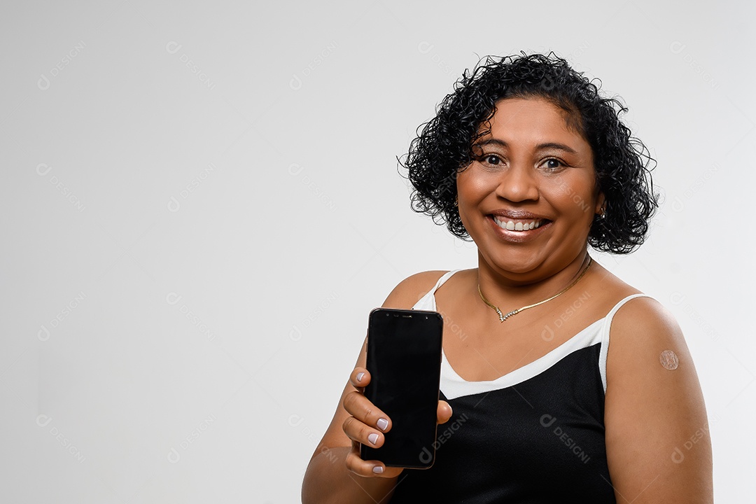 Mulher com celular na mão e sinal  de vacinação