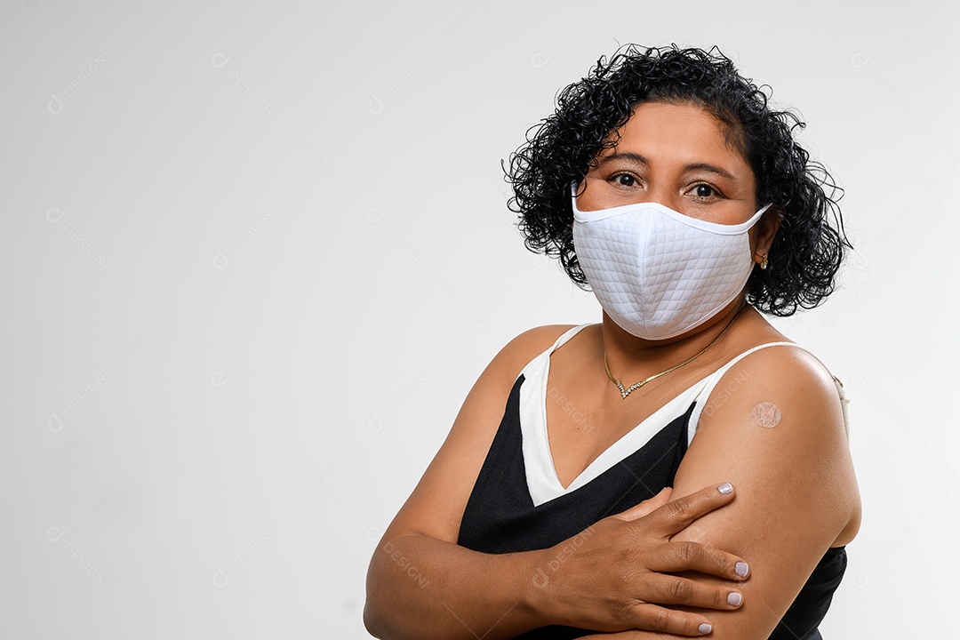 Mulher usando máscara e mostrando vacinação