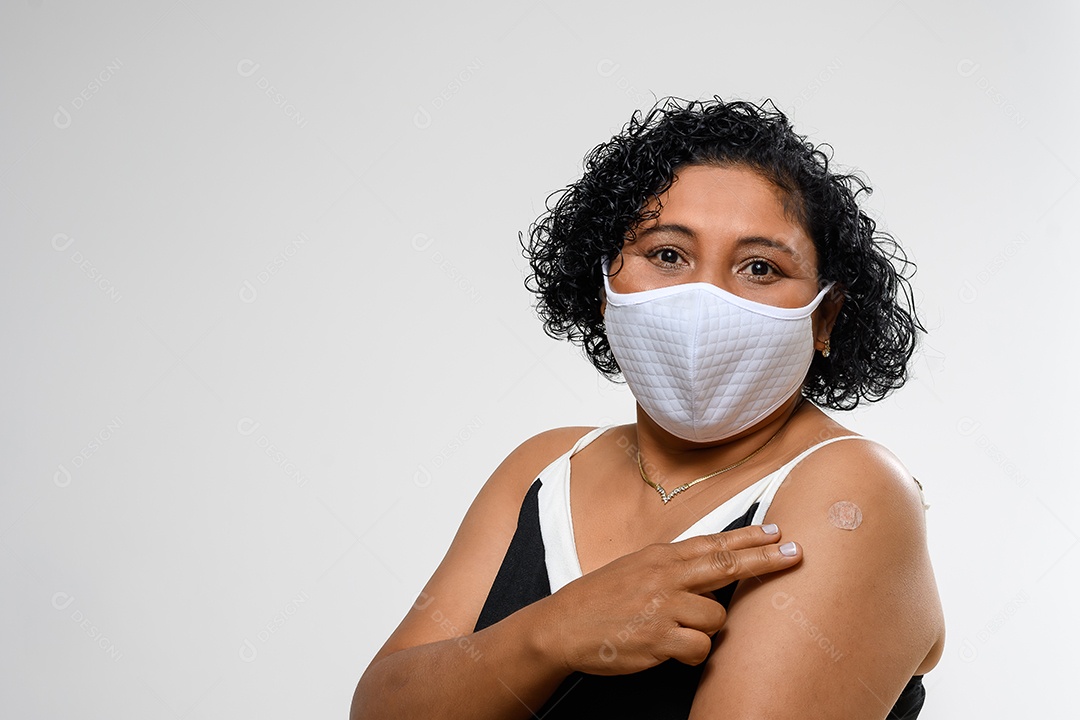 Mulher de máscara e sinal de vacinação
