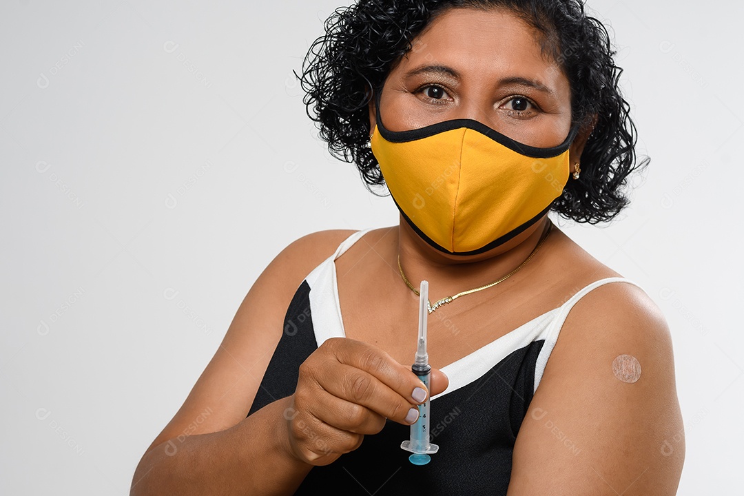 Mulher usando máscara para proteger de doenças depois da vacinação