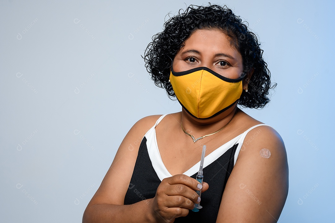 Mulher feliz com sinal de vacinação