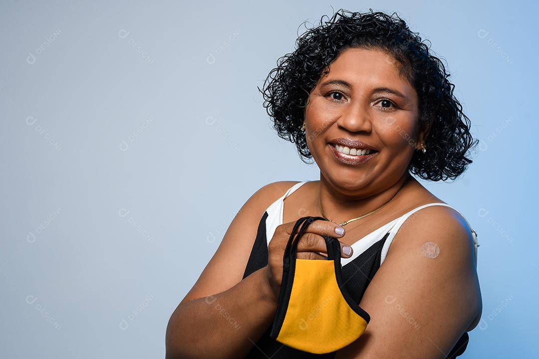 Mulher feliz com sinal de vacinação