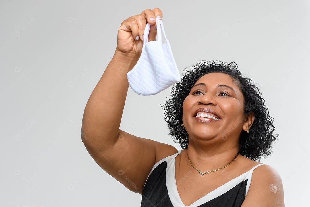 Mulher feliz segurando máscara depois de vacinar